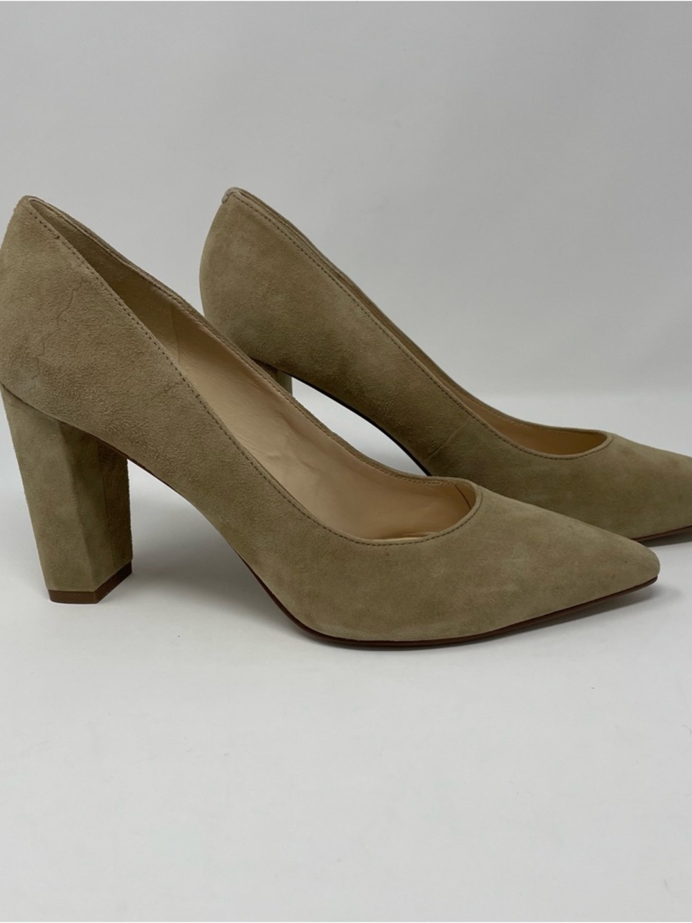 Nine West Josephinao Pointed Toe Block Heel Biege Suede Pumps Size 8 - Picture 2 of 10